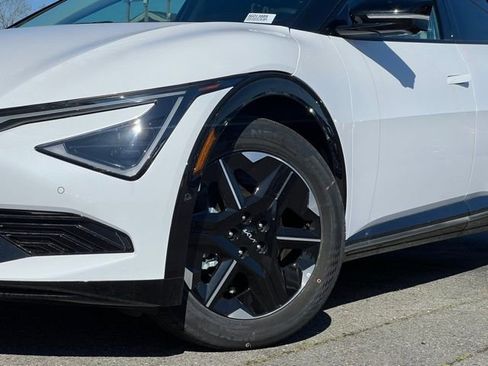 New 2025 Kia EV6 Wind RWD image 2
