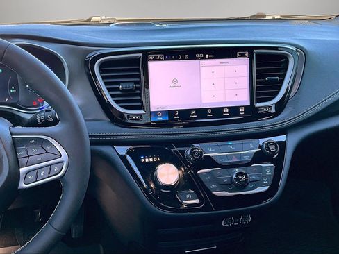 Used 2025 Chrysler Pacifica Select image 9