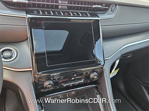 New 2025 Jeep Grand Cherokee Altitude image 19