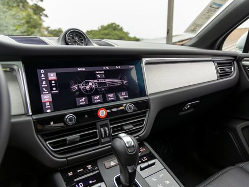 Certified 2026 Porsche Macan AWD/4WD image 38