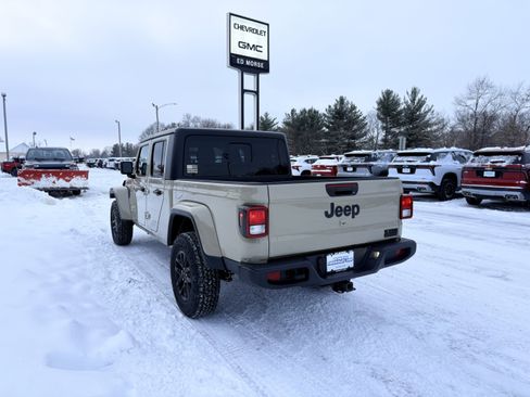 Used 2022 Jeep Gladiator Sport image 3