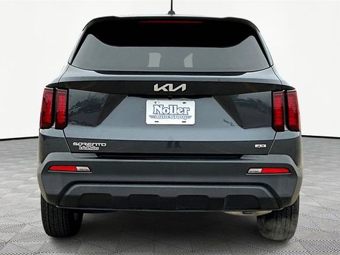 Used 2023 Kia Sorento LX image 4