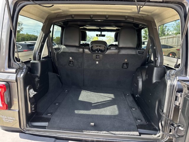 Used 2018 Jeep Wrangler Unlimited Sahara AWD/4WD image 8