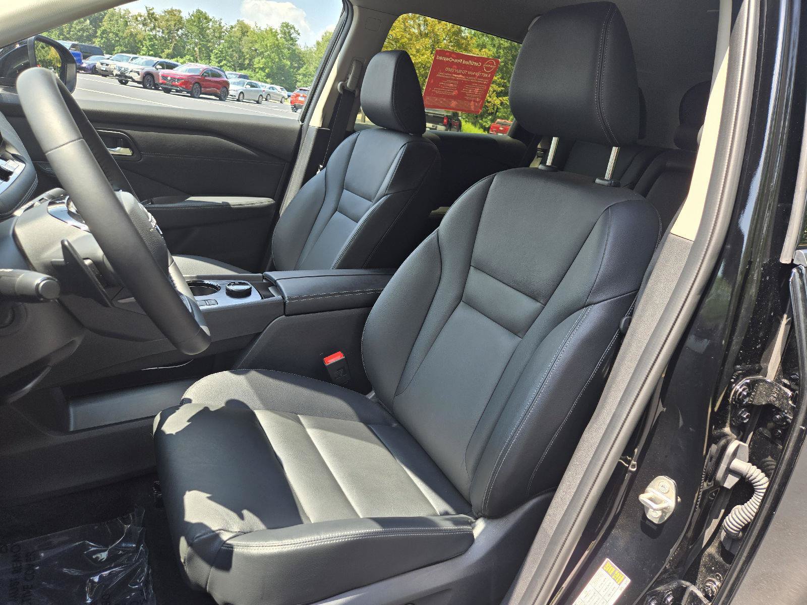 Used 2025 Nissan Rogue SL AWD/4WD image 13
