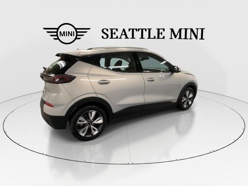 Used 2022 Chevrolet Bolt EUV LT w/ Convenience Package FWD image 11