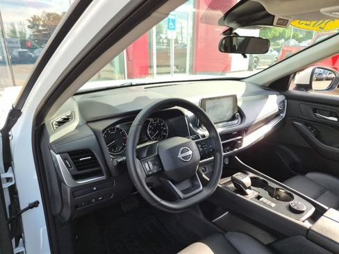 Used 2025 Nissan Rogue SV w/ SV Premium Package AWD/4WD image 16