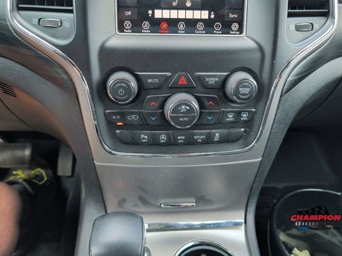 Used 2019 Jeep Grand Cherokee Laredo AWD/4WD image 23