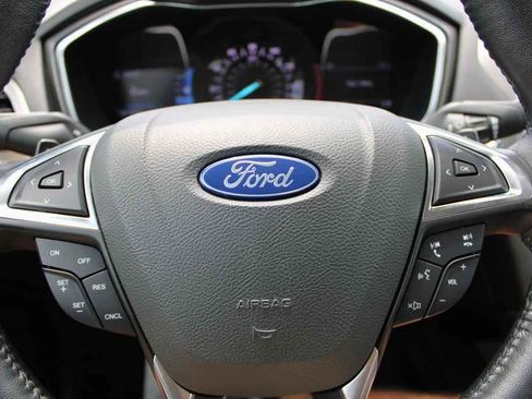 Used 2018 Ford Fusion SE w/ Fusion SE Technology Package FWD image 15