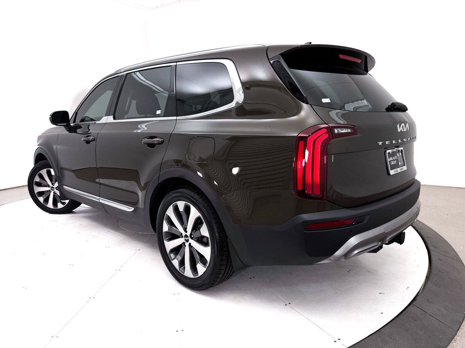 Used 2022 Kia Telluride EX w/ EX Premium Package FWD image 2
