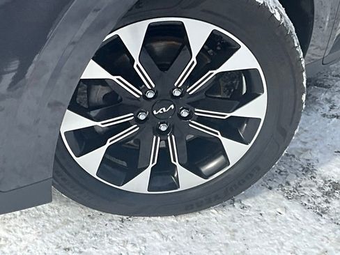 Used 2024 Kia Carnival EX image 2