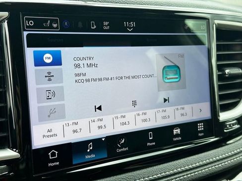 Used 2023 Chrysler Pacifica Touring-L AWD/4WD image 20