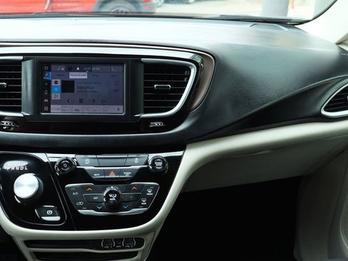 Used 2022 Chrysler Voyager LX image 46