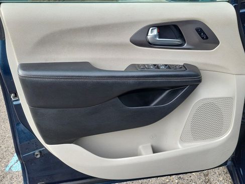 Used 2022 Chrysler Pacifica Touring-L FWD image 15