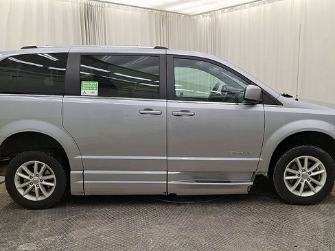 Used 2019 Dodge Grand Caravan SXT image 4