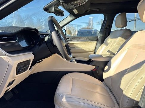 Used 2024 Jeep Grand Cherokee L Limited image 12