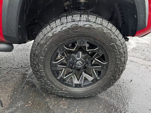 Used 2017 Toyota Tacoma TRD Off-Road w/ Premium & Technology Package AWD/4WD image 12