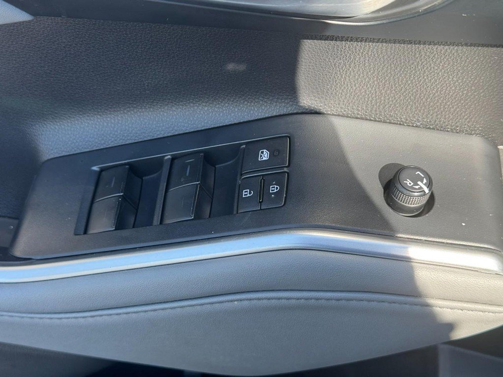Used 2022 Toyota Highlander XLE AWD/4WD image 23