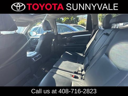 Used 2017 Toyota Highlander XLE AWD/4WD image 6