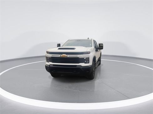 Used 2024 Chevrolet Silverado 2500 Custom w/ Custom Value Package image 3
