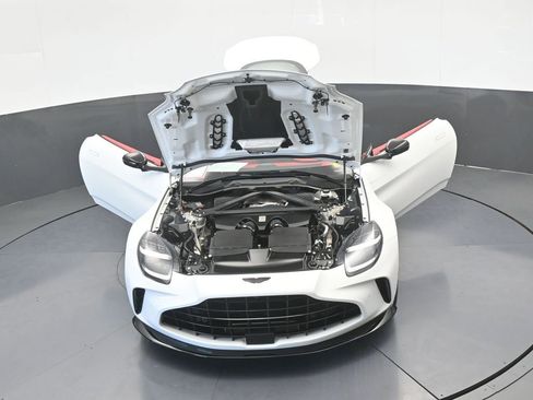 Used 2025 Aston Martin V8 Vantage Coupe image 86