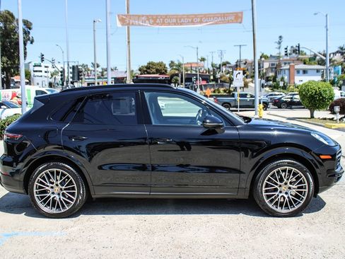 Used 2023 Porsche Cayenne Platinum Edition image 7
