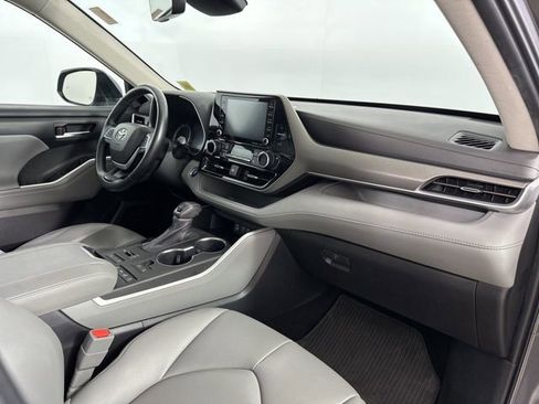 Used 2022 Toyota Highlander XLE AWD/4WD image 25