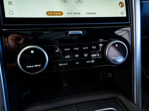 Used 2024 Land Rover Discovery Dynamic SE image 48