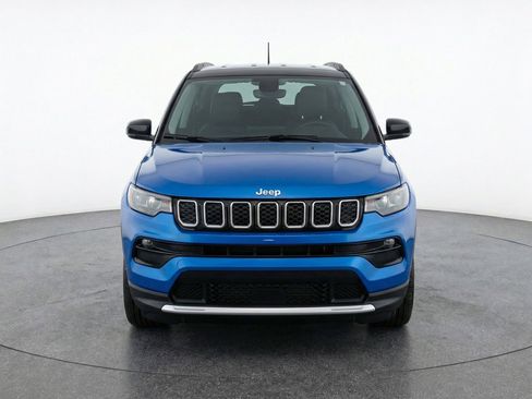 Used 2025 Jeep Compass Limited AWD/4WD image 2