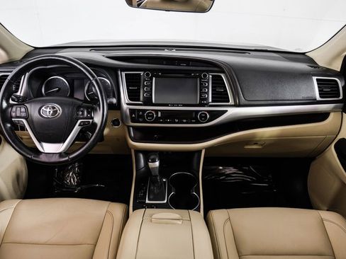Used 2019 Toyota Highlander XLE FWD image 11