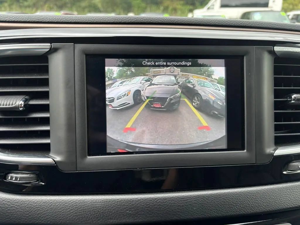 Used 2018 Chrysler Pacifica Touring-L FWD image 23