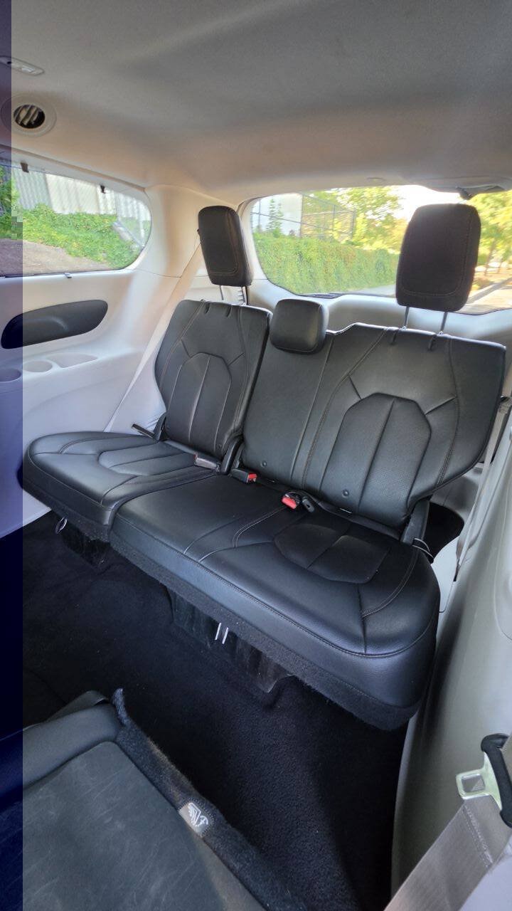 Used 2018 Chrysler Pacifica Touring-L FWD image 11