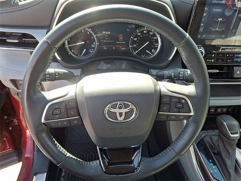 Used 2021 Toyota Highlander Platinum image 18