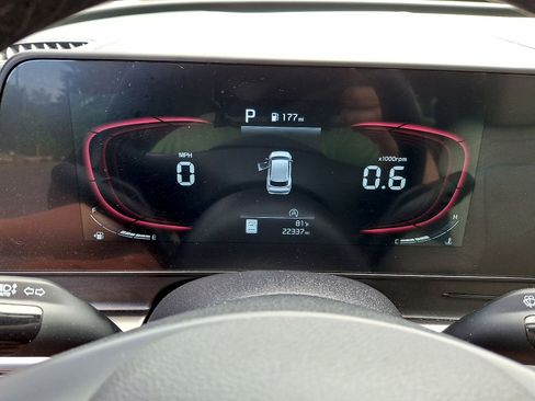 Used 2025 Kia Sportage EX FWD image 13