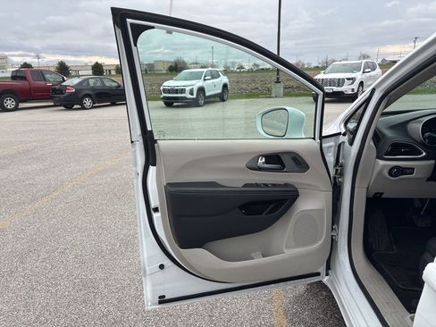 Used 2022 Chrysler Pacifica Touring-L image 34