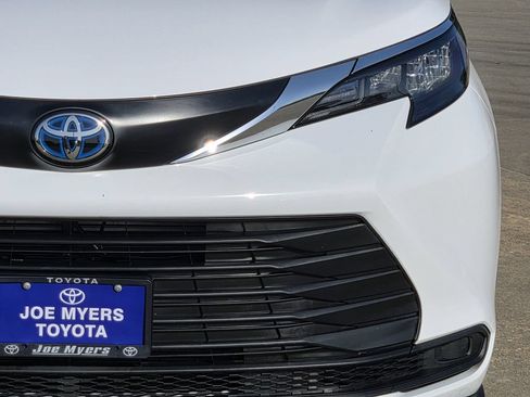 Used 2025 Toyota Sienna LE FWD image 4
