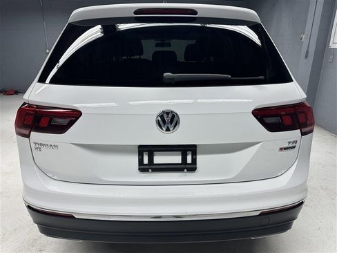Used 2018 Volkswagen Tiguan SE w/ Panoramic Sunroof Package image 6