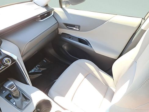Used 2022 Toyota Venza LE image 13