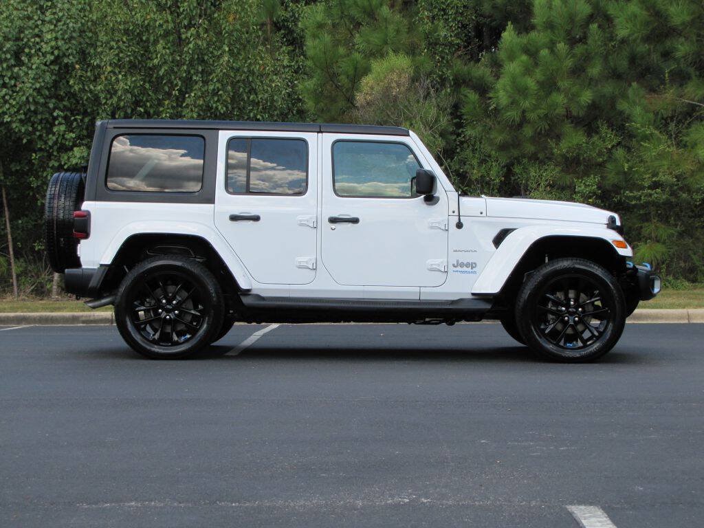 Used 2022 Jeep Wrangler Unlimited Sahara AWD/4WD image 4