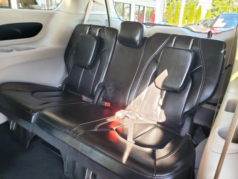 Used 2023 Chrysler Pacifica Touring-L FWD image 17