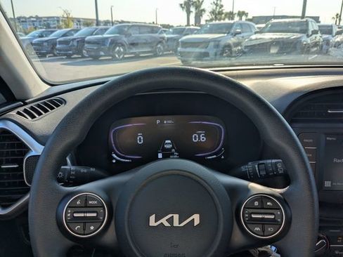 Used 2025 Kia Soul LX w/ LX Technology Package FWD image 27