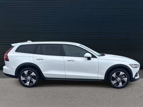 Certified 2024 Volvo V60 B5 Cross Country Plus image 4