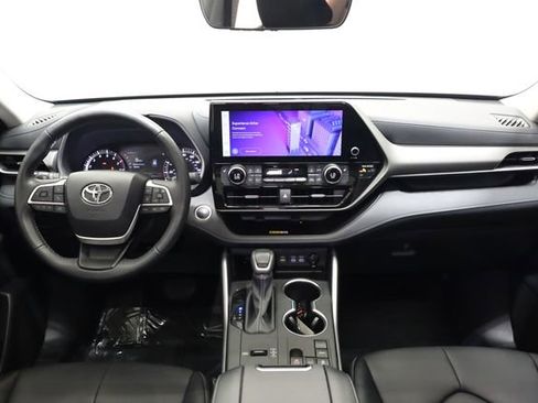 Used 2024 Toyota Highlander XLE image 12