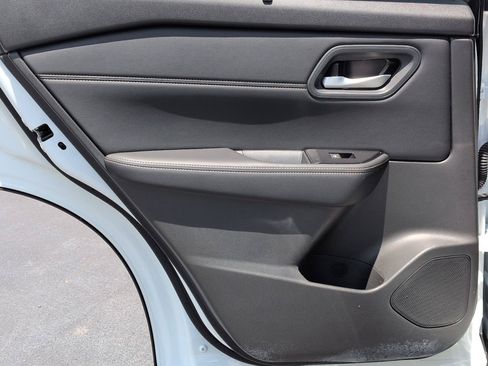 Used 2025 Nissan Rogue SV w/ SV Premium Package FWD image 29