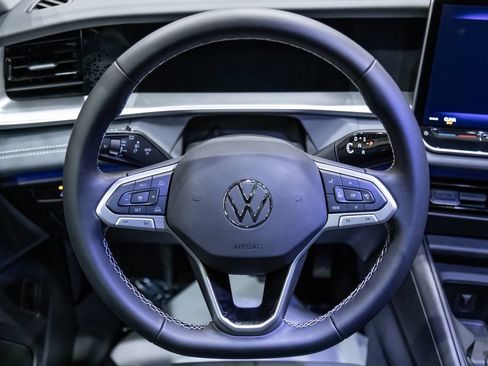 Used 2025 Volkswagen Tiguan SE w/ Panoramic Sunroof Package AWD/4WD image 19