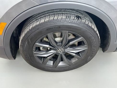 Used 2024 Volkswagen Tiguan SE image 30