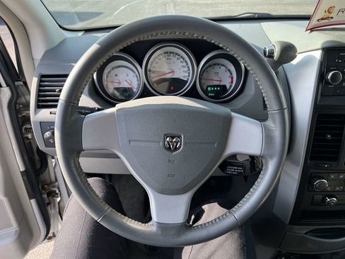 Used 2009 Dodge Grand Caravan SXT image 21