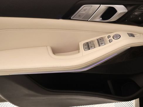 Used 2022 BMW X7 xDrive40i w/ M Sport Package AWD/4WD image 18