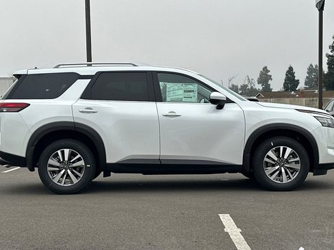 New 2025 Nissan Pathfinder SL image 3