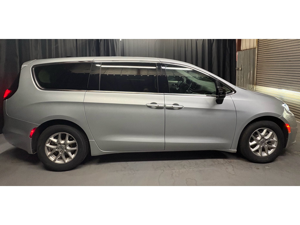 Used 2024 Chrysler Pacifica Touring-L FWD image 4
