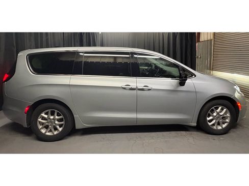 Used 2024 Chrysler Pacifica Touring-L FWD image 4